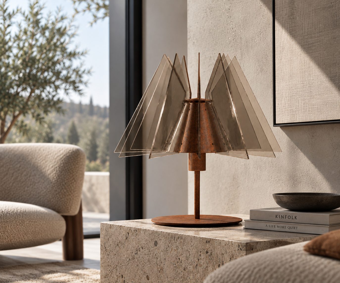 Lampada scultorea in un angolo raffinato