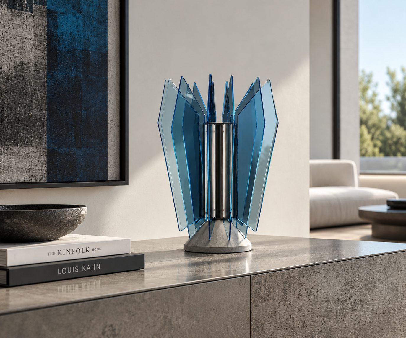 Lampada scultorea in vetro blu sul console